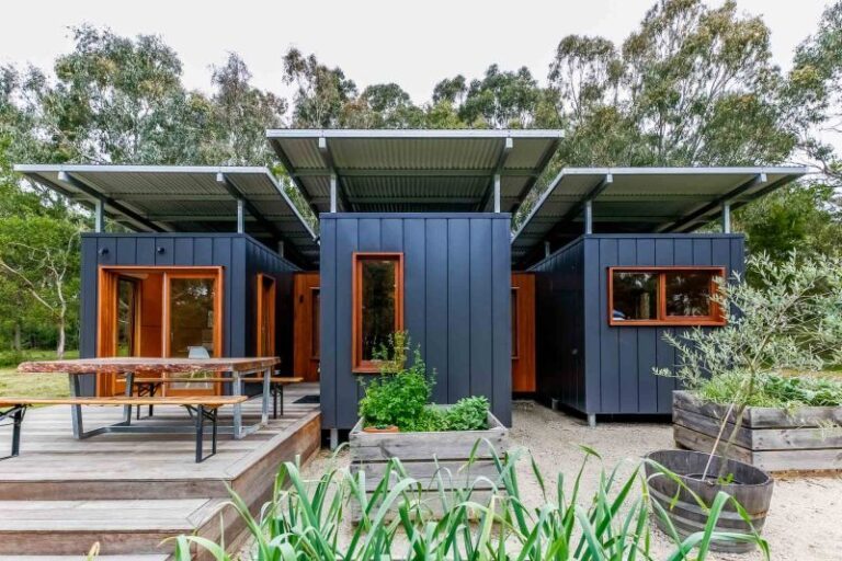 +30 casitas prefabricadas construidas con contenedores - Casas de Campo