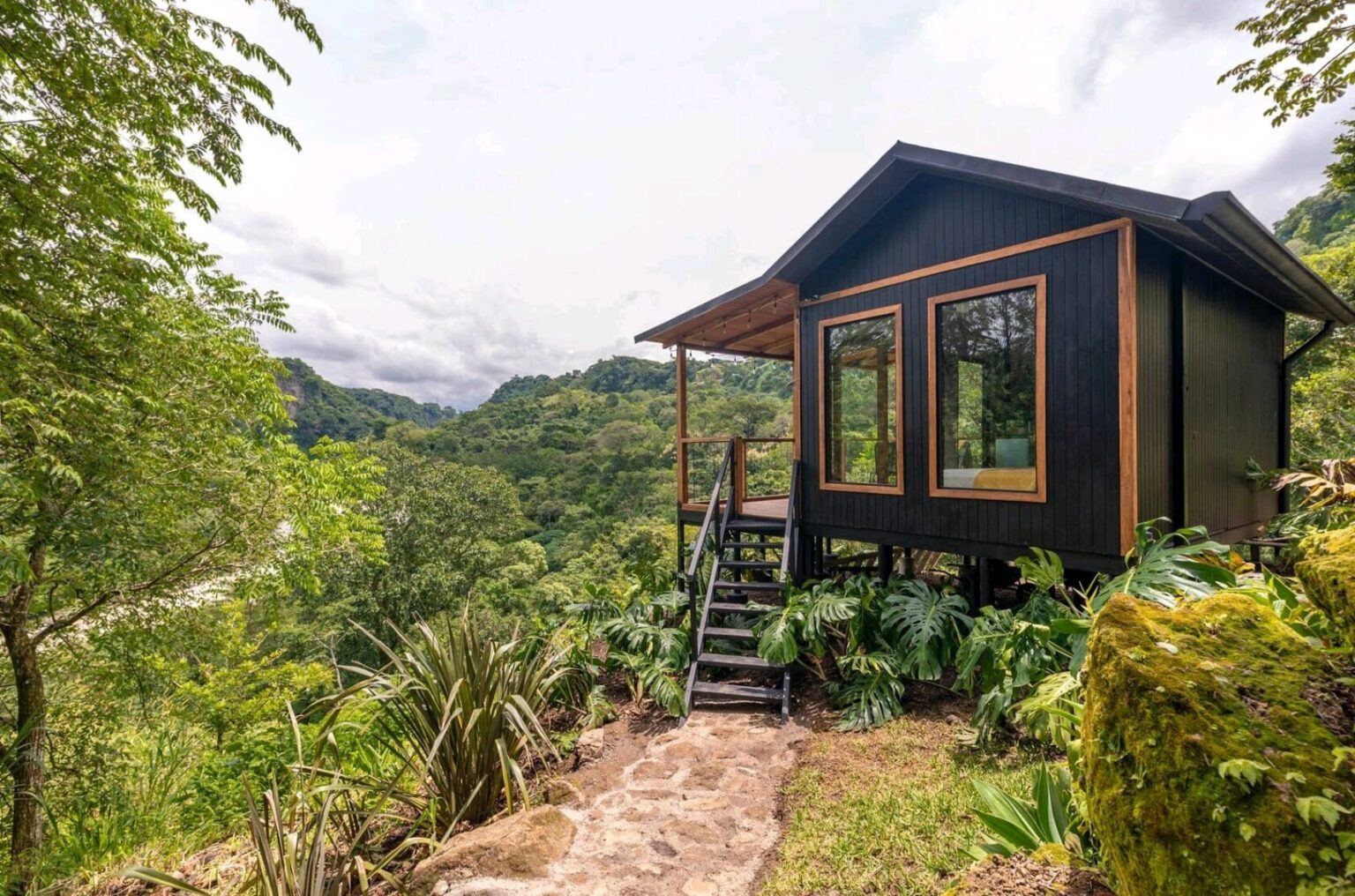 Exploremos esta bella cabaña de contenedor, junto a un río. - Casas de ...